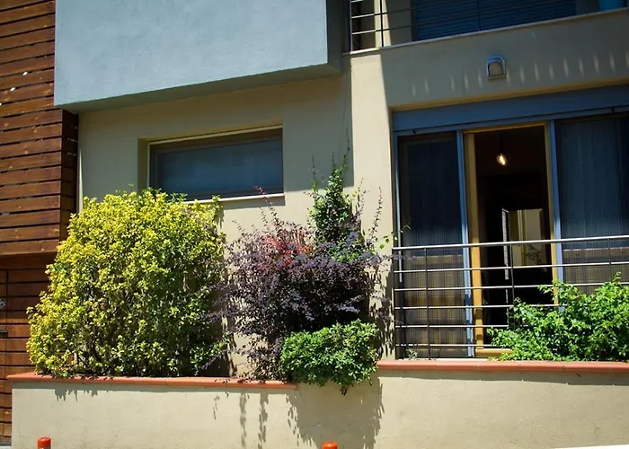 Quiet Urban Studio With Private Backyard
