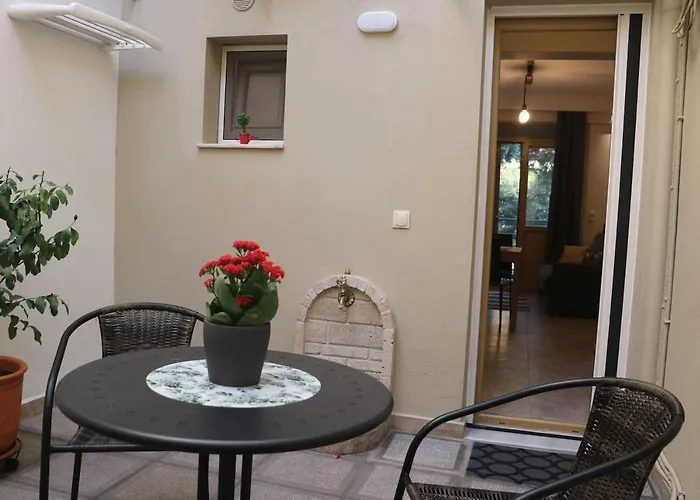 Quiet Urban Studio With Private Backyard